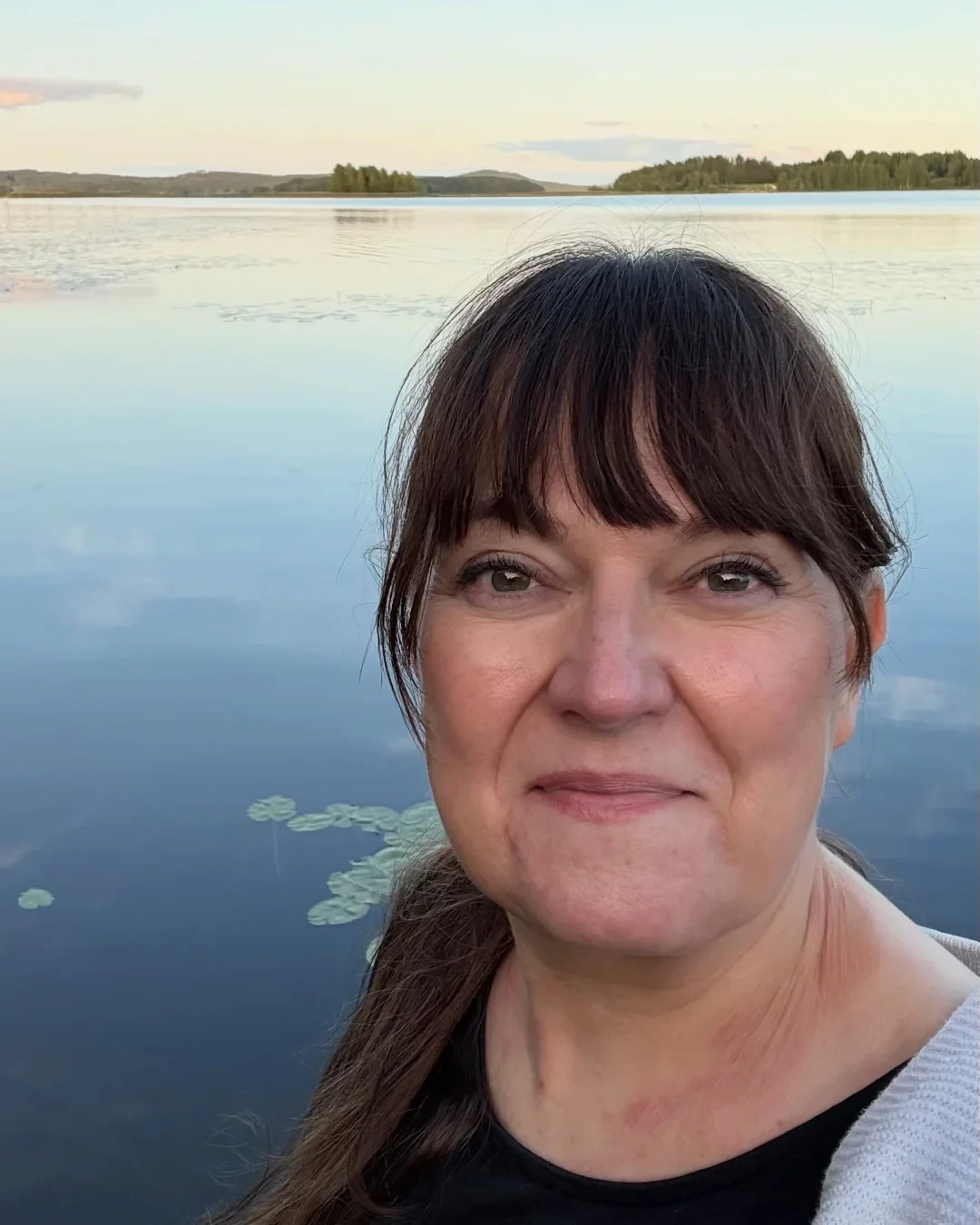 Taina Norha järven rannalla kesäillassa